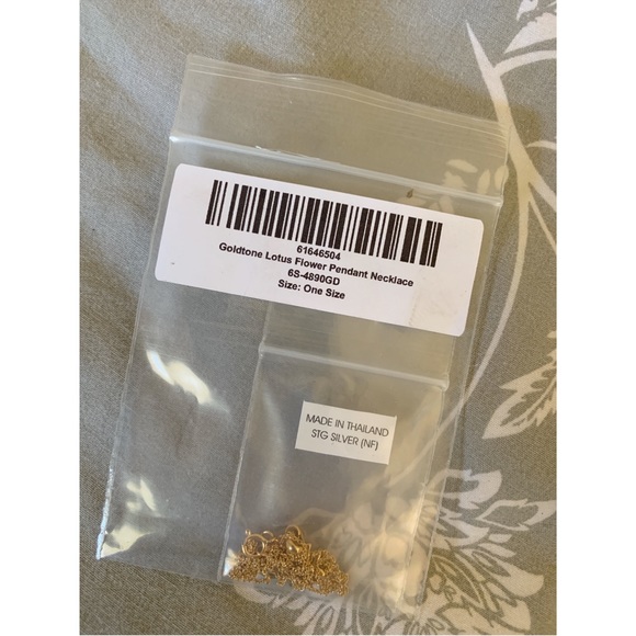 Vera & Co. | lotus flower necklace - Picture 3 of 3